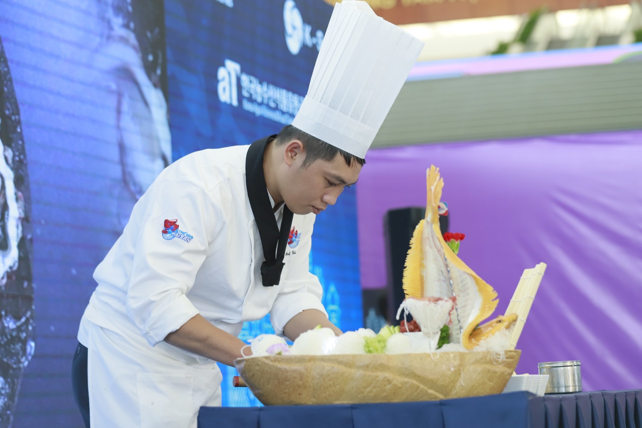 Tại sự kiện, các Chef của Thế giới hải sản thể hiện món sashimi cá bơn vàng "Thuận buồm xuôi gió"