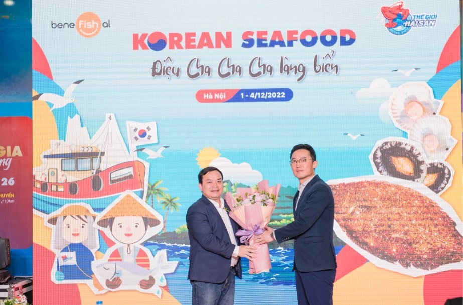 Ông Nguyễn Trần Hanh (trái) - Giám đốc điều hành Thế Giới Hải Sản - tặng hoa cảm ơn ông Lee Kwang Sung.