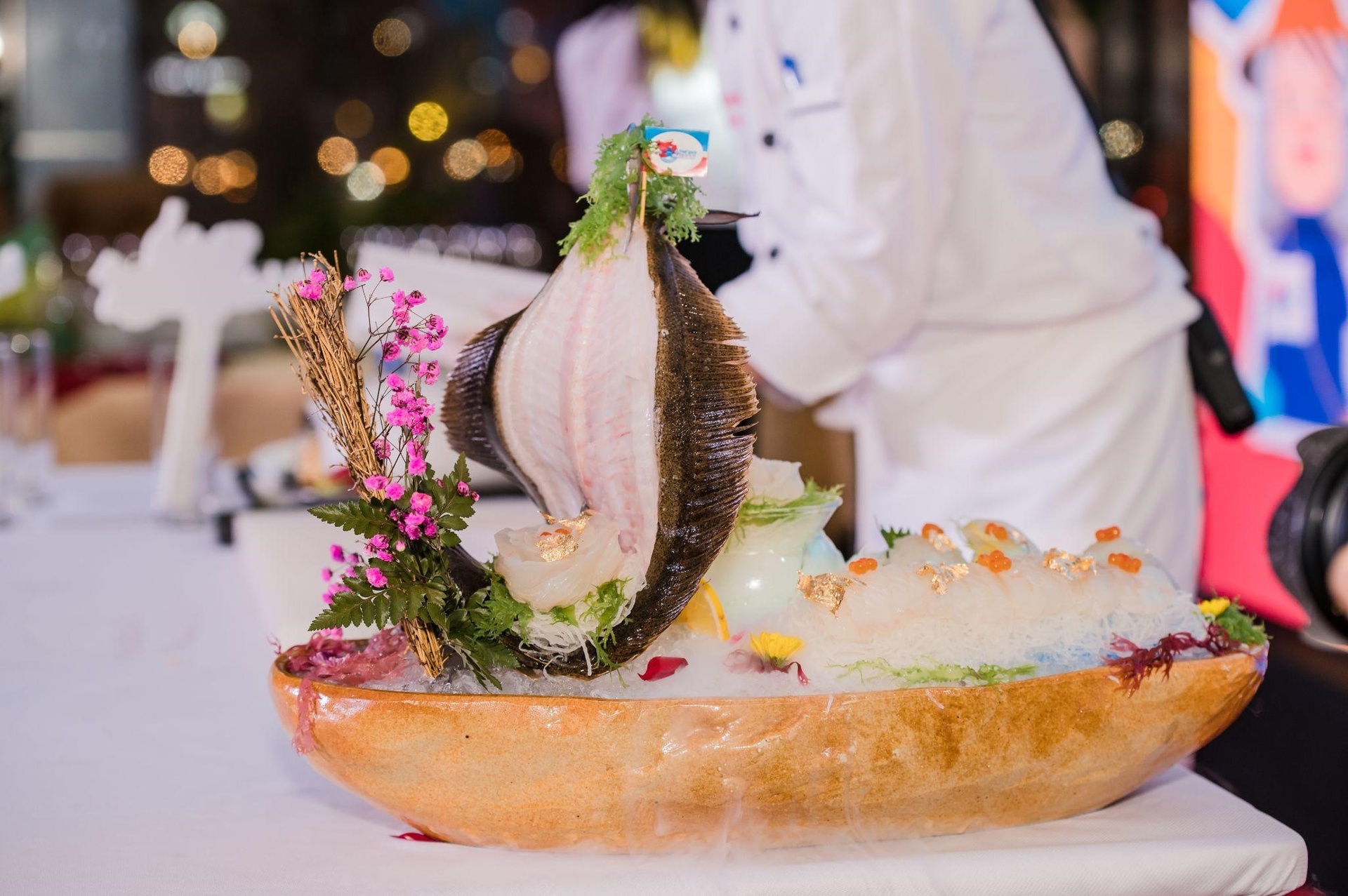 Thuyền sashimi “Thuận buồm xuôi gió” từ cá bơn olive độc đáo.