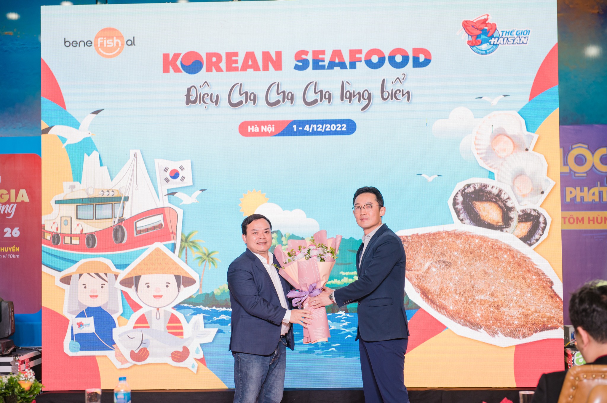 Đại diện Thế Giới Hải Sản tặng hoa và cảm ơn đối tác Hàn Quốc