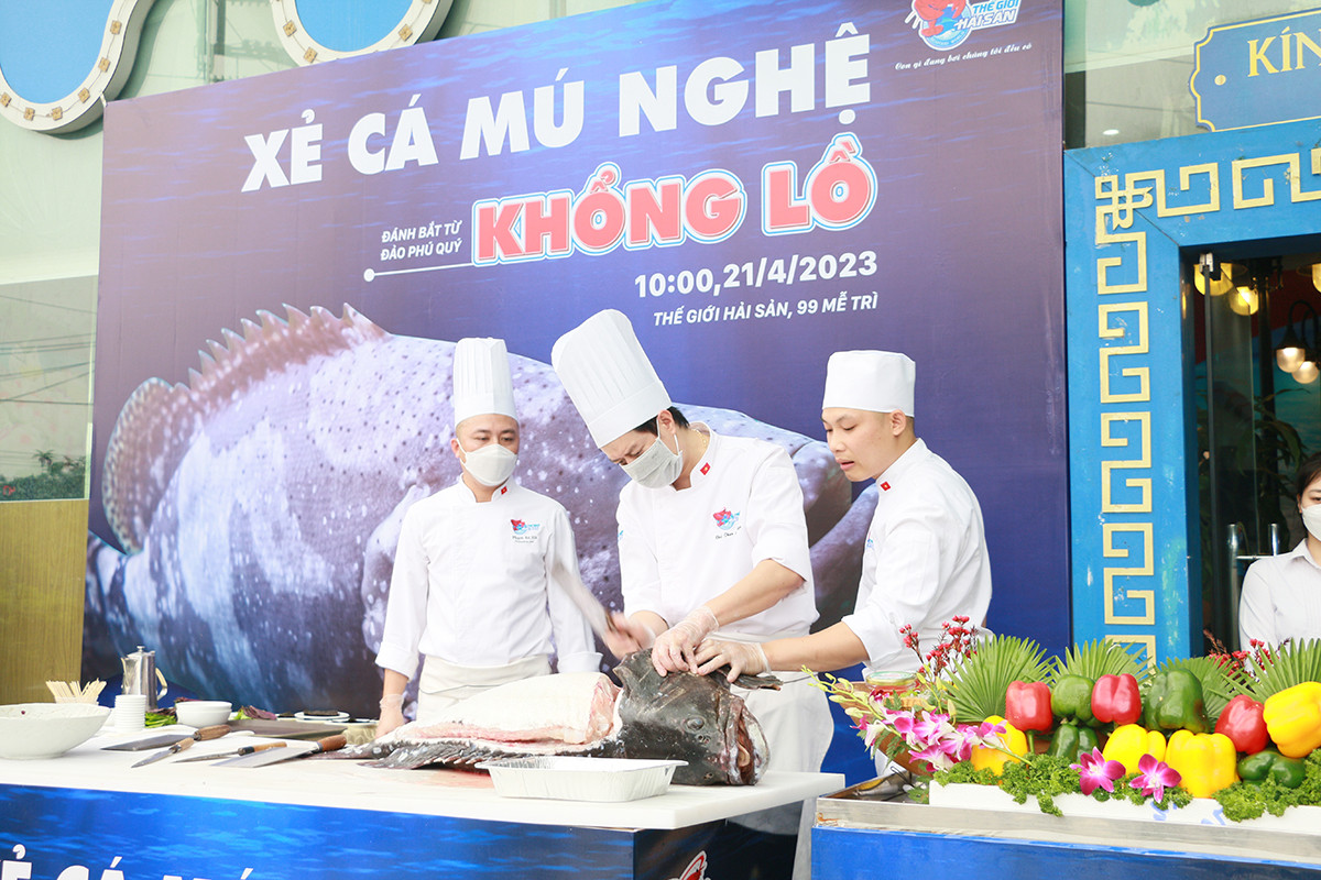 Unique fish slicing performance at Seafood World