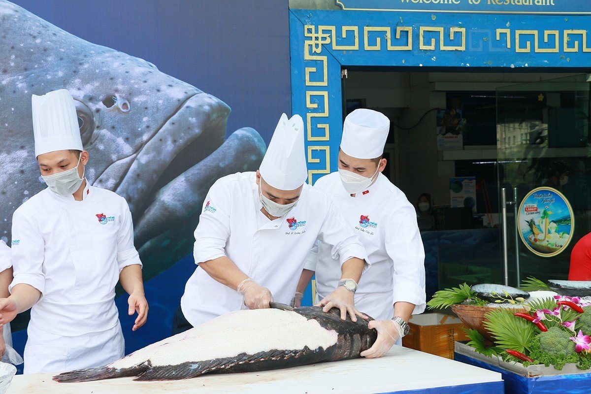 Attractive fish slicing performance at the event