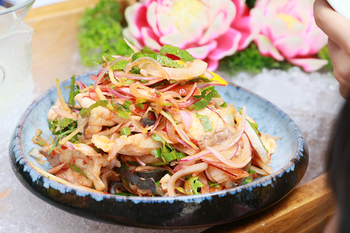 The famous purple onion mixed fish dish is for diners to enjoy right at the event
