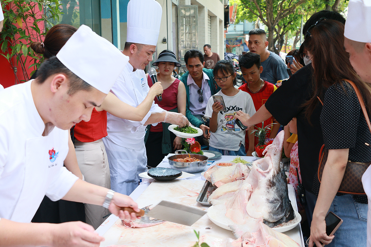 Chef Hà hướng dẫn thực khách chế biến món cá trộn hành tím