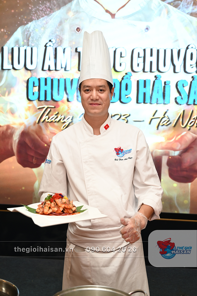 Chef Phan Ngọc chụp ảnh cùng món Cá tầm trộn chua cay hành tím