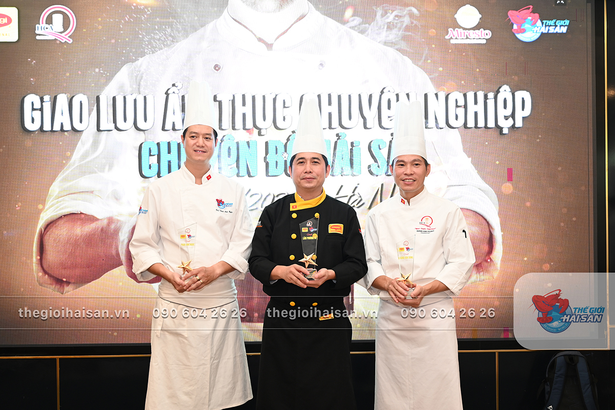 Chef Phan Ngọc (tay trái), Chef Lâm Phương Vũ (ở giữa) và Chef Đặng Văn Dũng nhận kỷ niệm chương tại sự kiện