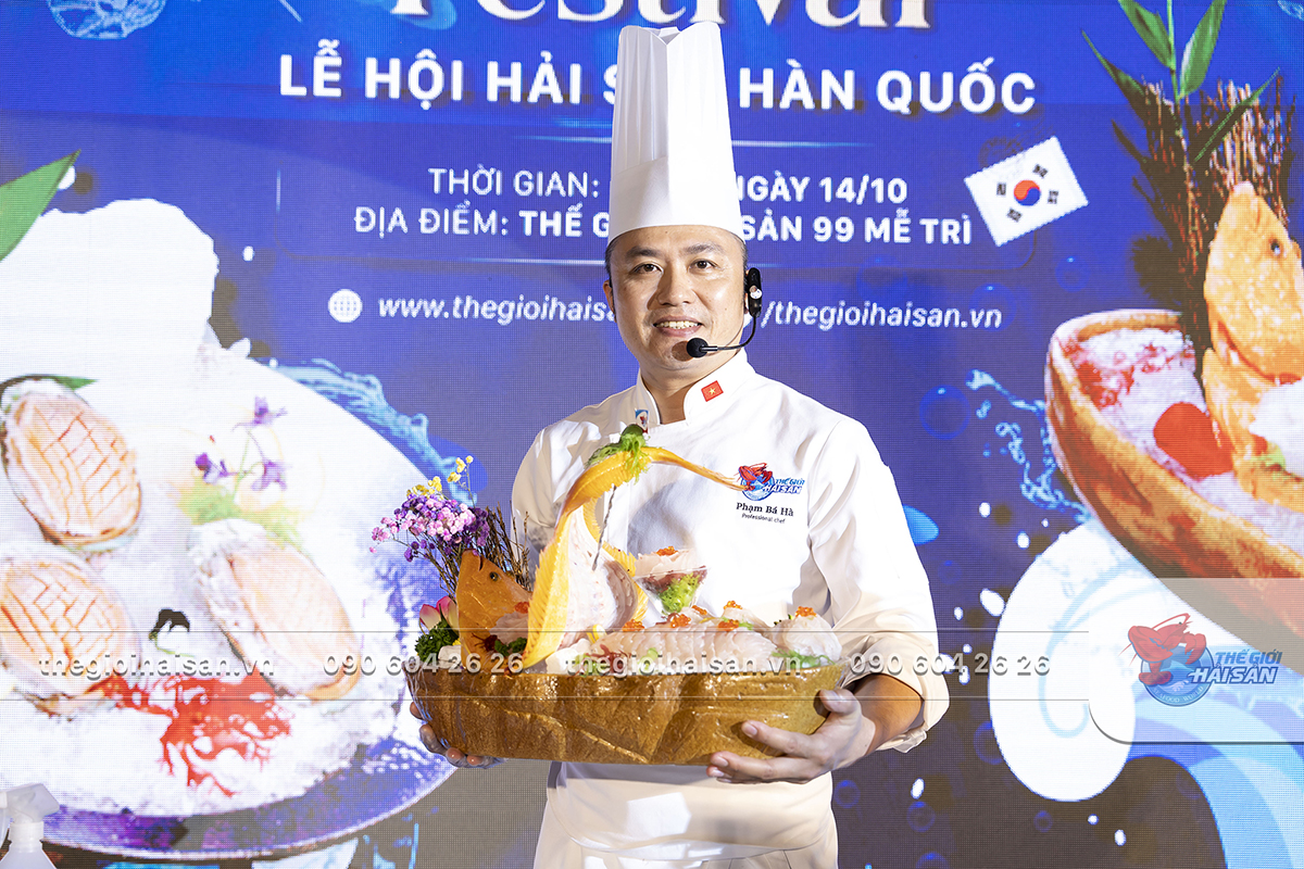Chef Thế Giới Hải Sản cùng món sashimi Thuận buồm xuôi gió