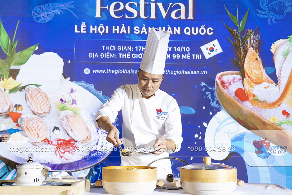 Chef Phạm Bá Hà - Bếp trưởng hệ thống Thế Giới Hải Sản mời thực khách thưởng thức bào ngư hấp tỏi
