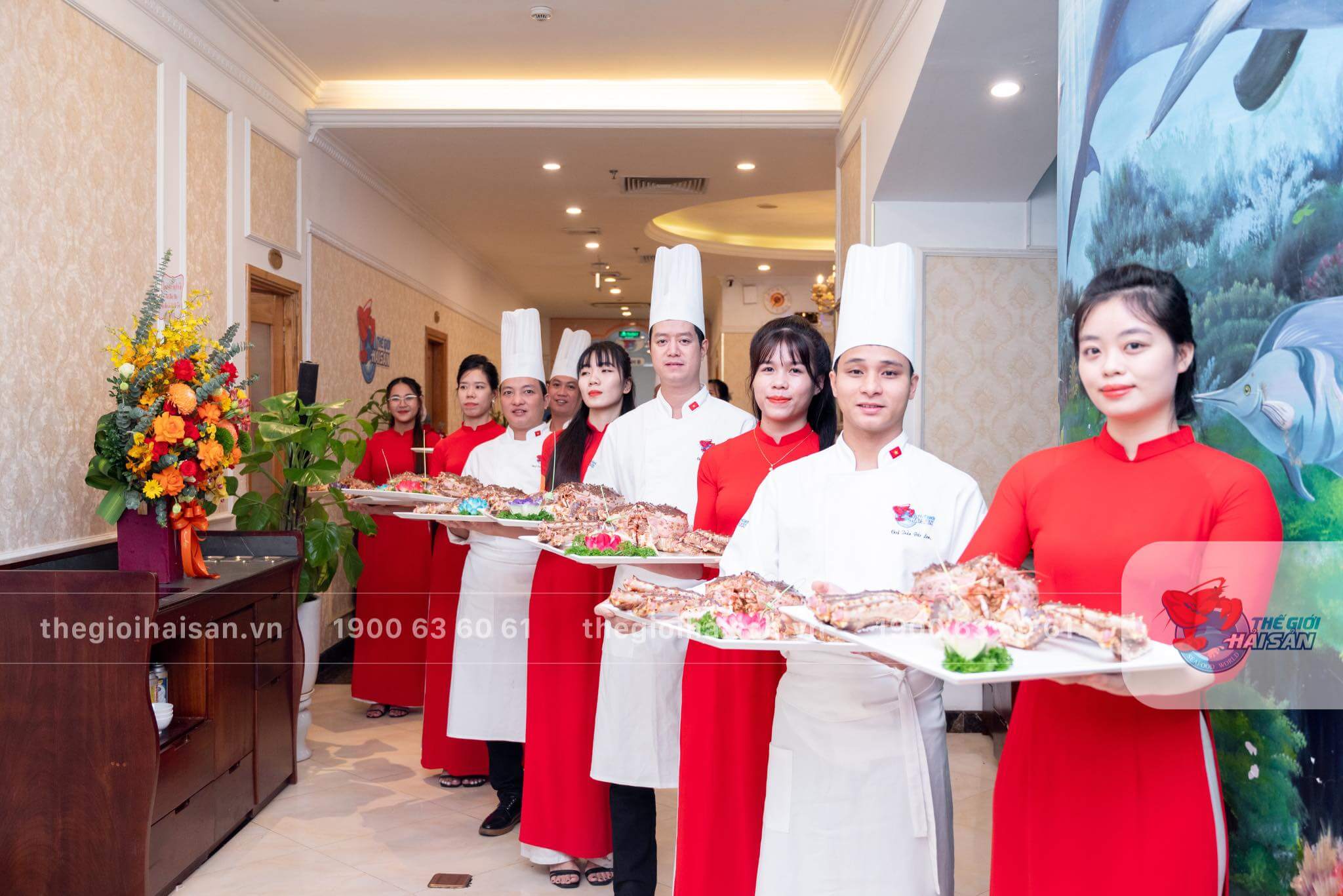 Đội ngũ nhân viên chuyên nghiệp đồng hành cùng bữa tiệc trọn vẹn