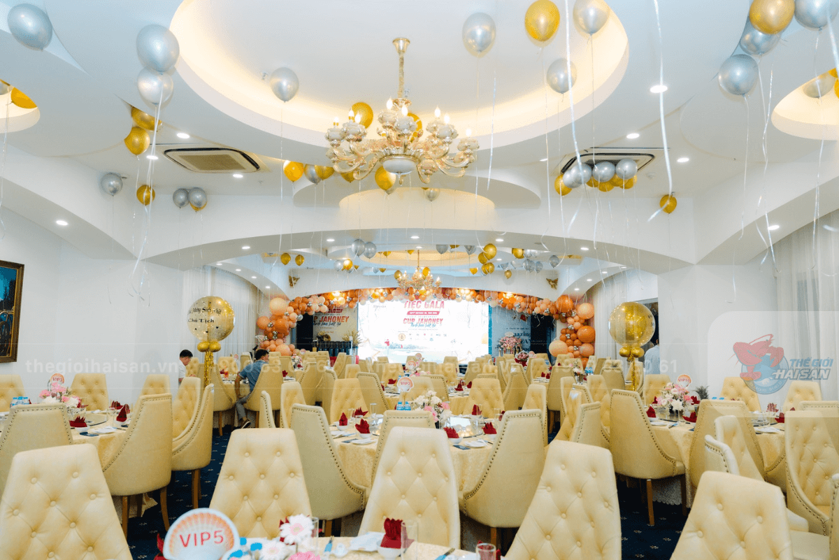 Phòng Royal lớn có sức chứa lên tới hơn 100 thực khách