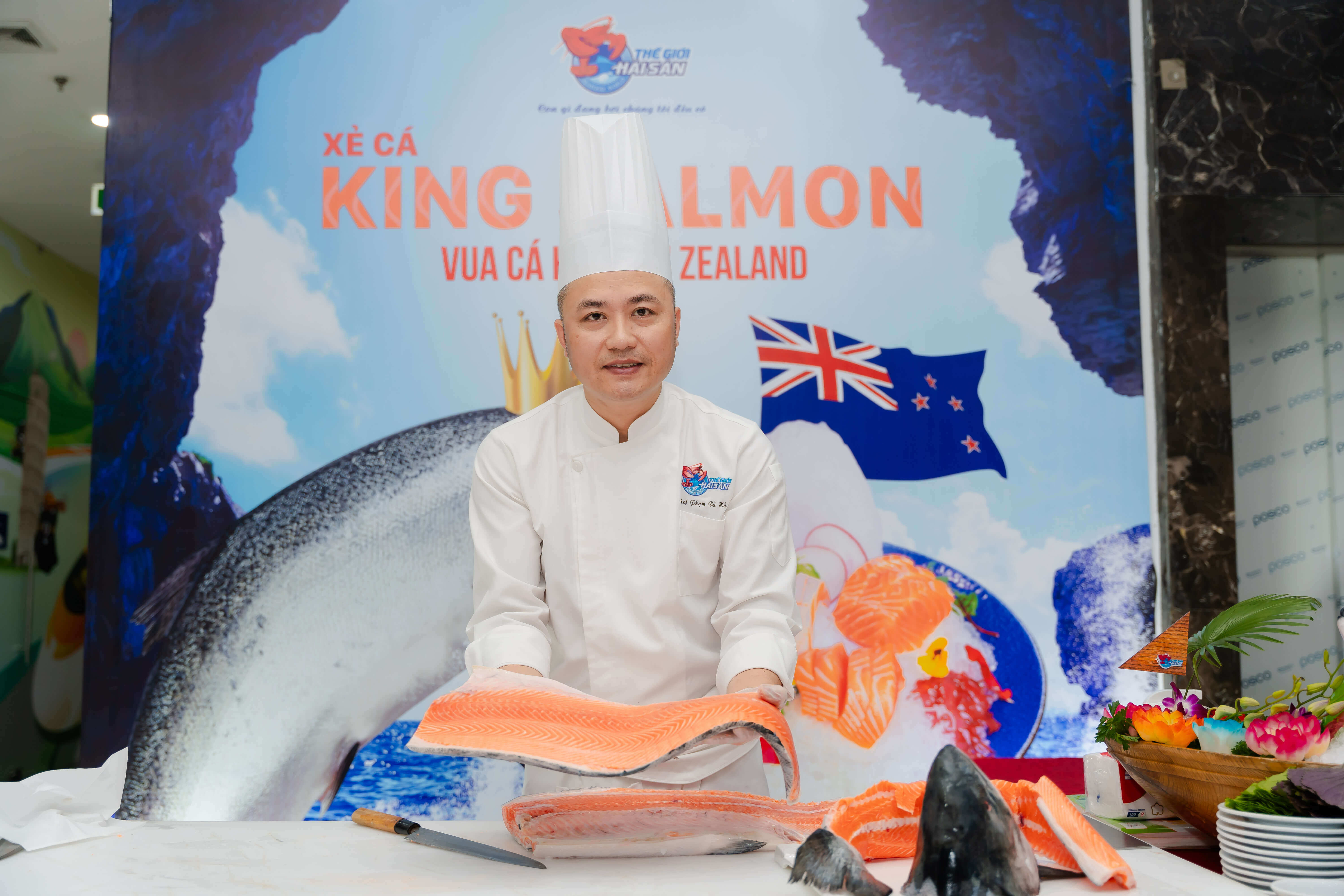Chef Phạm Bá Hà - Bếp trường Thế Giới Hải Sản/Chủ tịch Hiệp hội Đầu bếp HCA chế biến món Sashimi King Salmon đắt giá