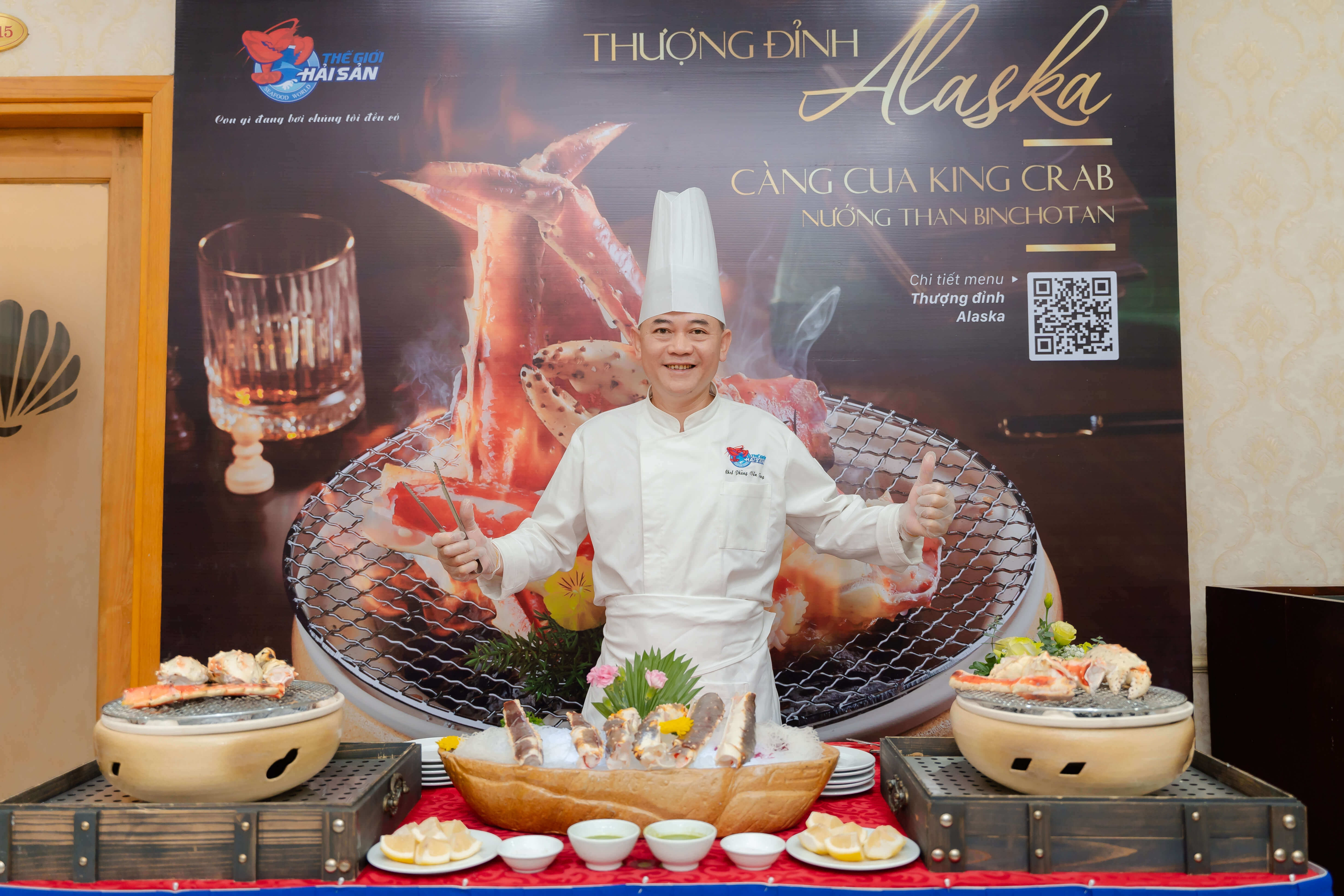 Chef Phùng Văn Tùng - Bếp trưởng Hệ thống Thế Giới Hải Sản chế biến món Càng King Crab nướng than Binchotan