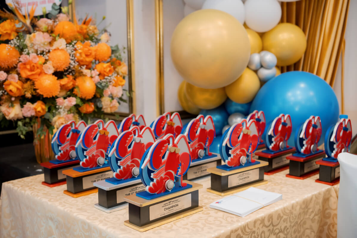 Những chiếc cup mang tinh thần Thế Giới Hải Sản dành tặng Golfer