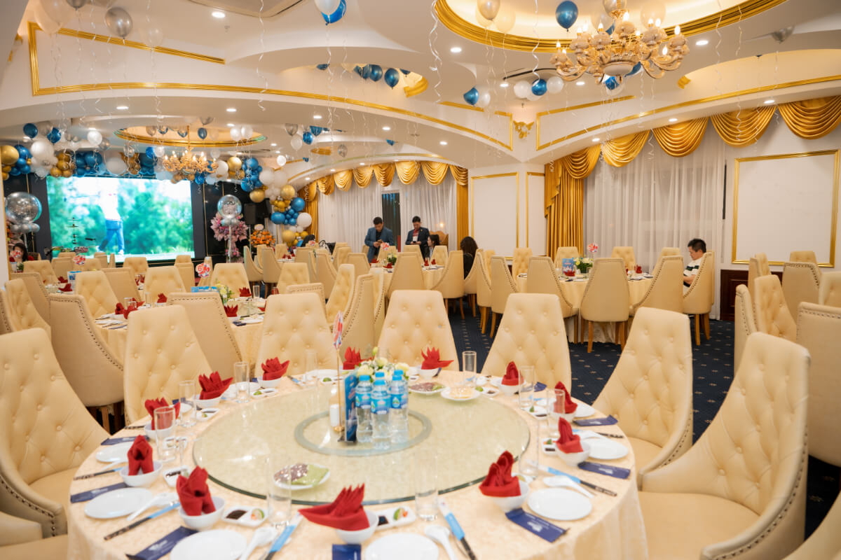 Không gian rộng lớn của buổi tiệc