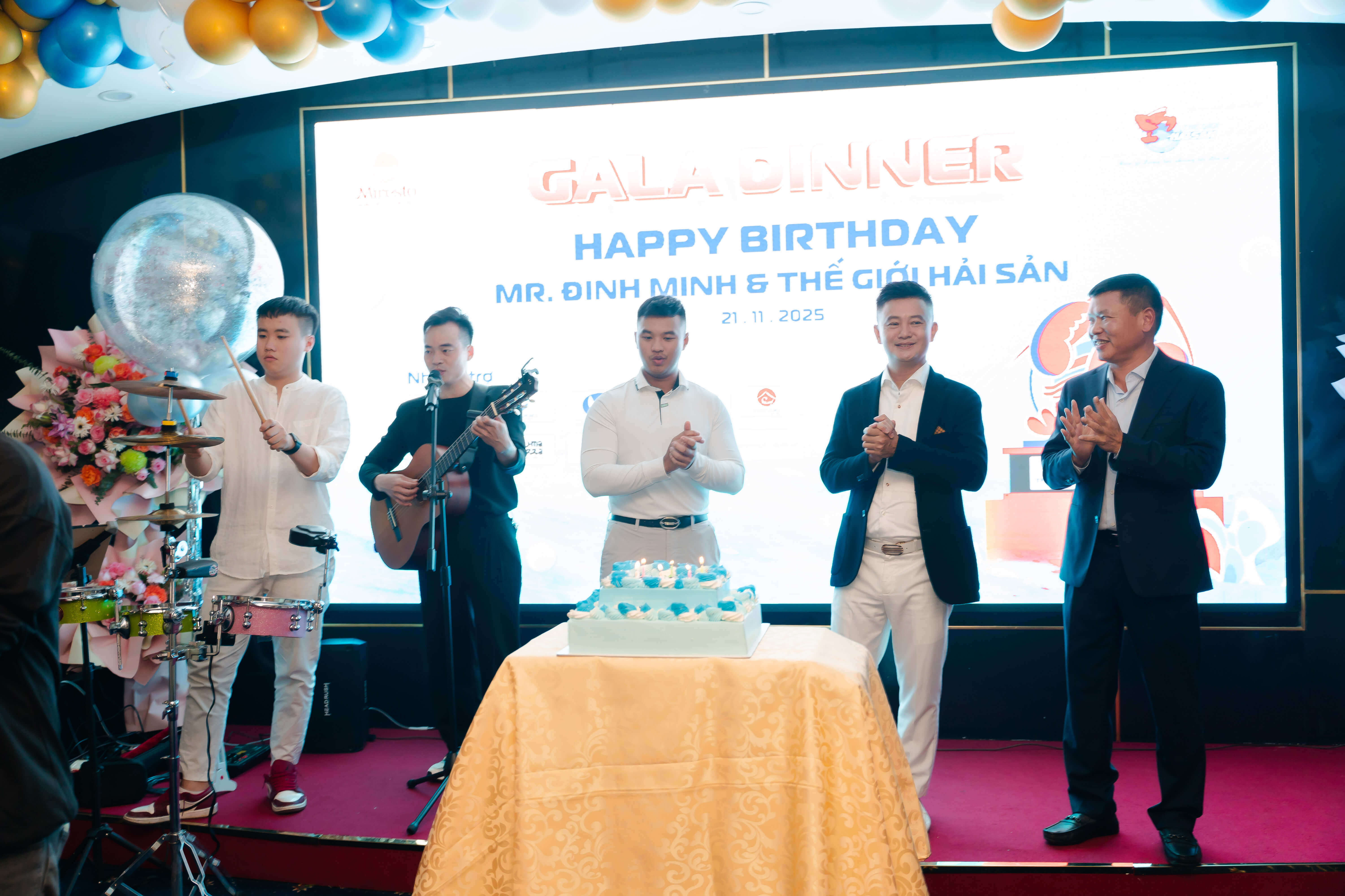 Mr. Đinh Minh, Chủ tịch sáng lập của Thế Giới Hải Sản (ở giữa), con trai - Mr Đinh Nghị (bên trái) & Mr Đoàn Minh Phú - BTC, Tổng bếp trưởng Thế Giới Hải Sản