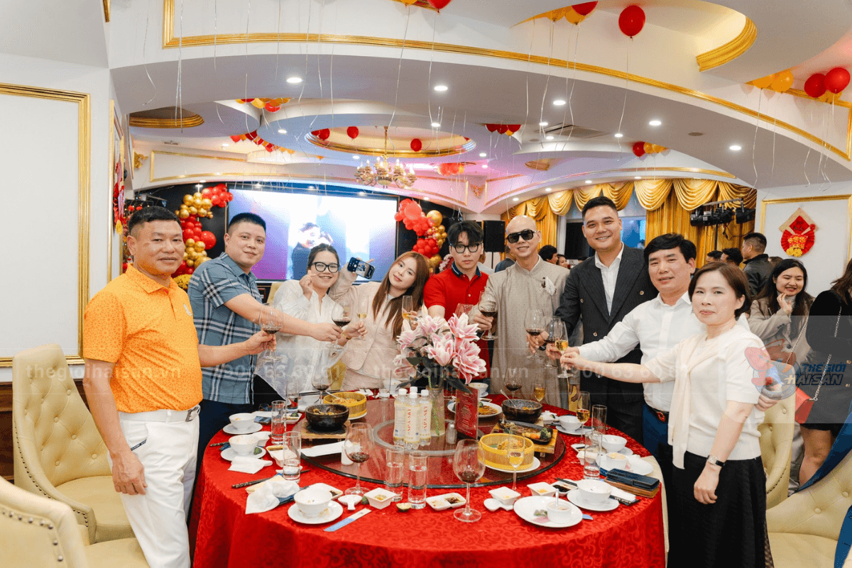 Không gian bữa tiệc ấm cúng được kết hợp bởi âm nhạc và ẩm thực tinh hoa đại dương