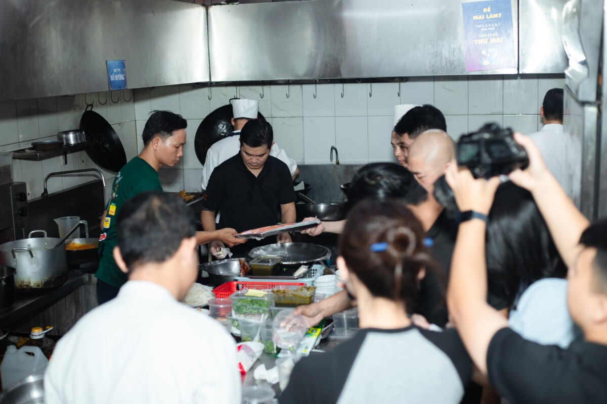 Các Đầu bếp thực hiện khâu chuẩn bị nguyên liệu, gia vị & sơ chế tại bếp