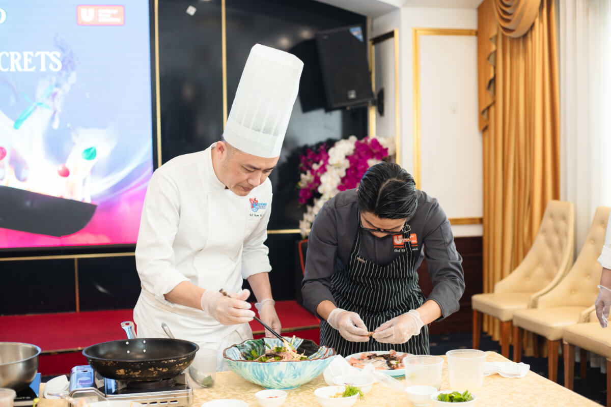 Sự phối hợp nhịp nhàng tạo ra hương vị Thái-Seafood giữa 2 Tổng bếp trưởng Thế Giới Hải Sản & UFS