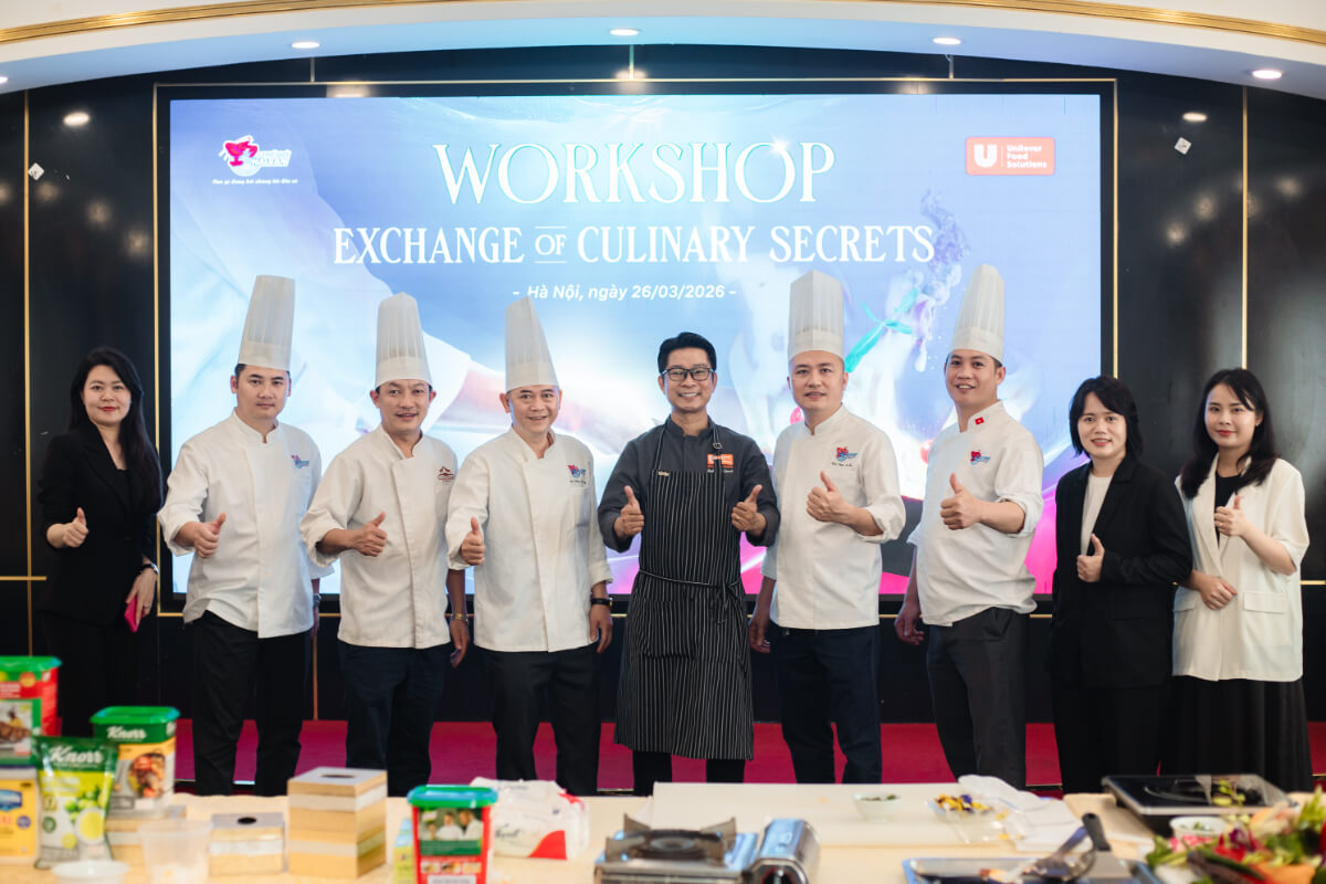 Đội ngũ Chef Thế Giới Hải Sản & Đội ngũ UFS chụp hình lưu niệm